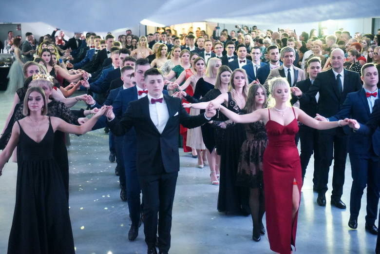 Zdarza się przymus tańczenia poloneza (pod groźbą obniżenia oceny z W-F lub zachowania).