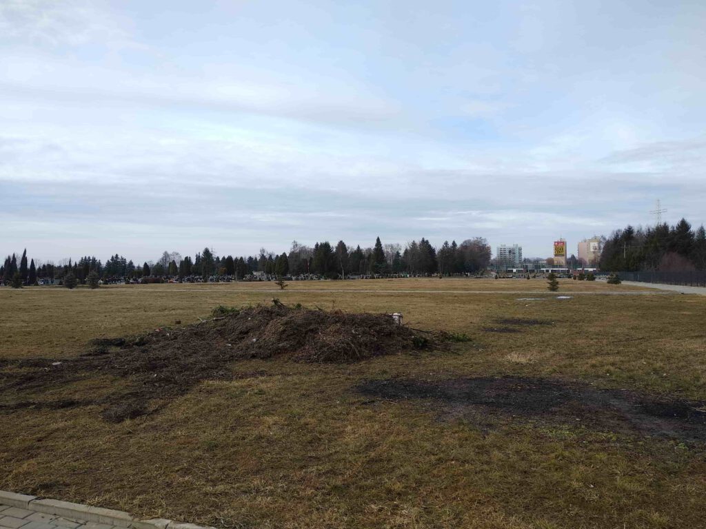 Na Cmentarzu Komunalnym przy ul. Wyszyńskiego w Krośnie dochodzi do gromadzenia odpadów wbrew regulaminowi cmentarza, na ogromnej hałdzie. Następnie odpady, zawierające też tworzywa sztuczne, np. plastik ze sztucznych wieńców, są palone.