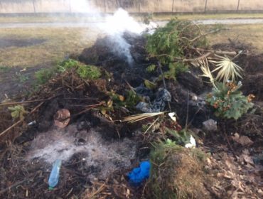 Na Cmentarzu Komunalnym przy ul. Wyszyńskiego w Krośnie dochodzi do gromadzenia odpadów wbrew regulaminowi cmentarza, na ogromnej hałdzie. Następnie odpady, zawierające też tworzywa sztuczne, np. plastik ze sztucznych wieńców, są palone.