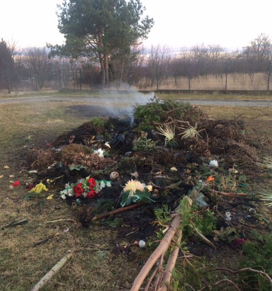 Na Cmentarzu Komunalnym przy ul. Wyszyńskiego w Krośnie dochodzi do gromadzenia odpadów wbrew regulaminowi cmentarza, na ogromnej hałdzie. Następnie odpady, zawierające też tworzywa sztuczne, np. plastik ze sztucznych wieńców, są palone.