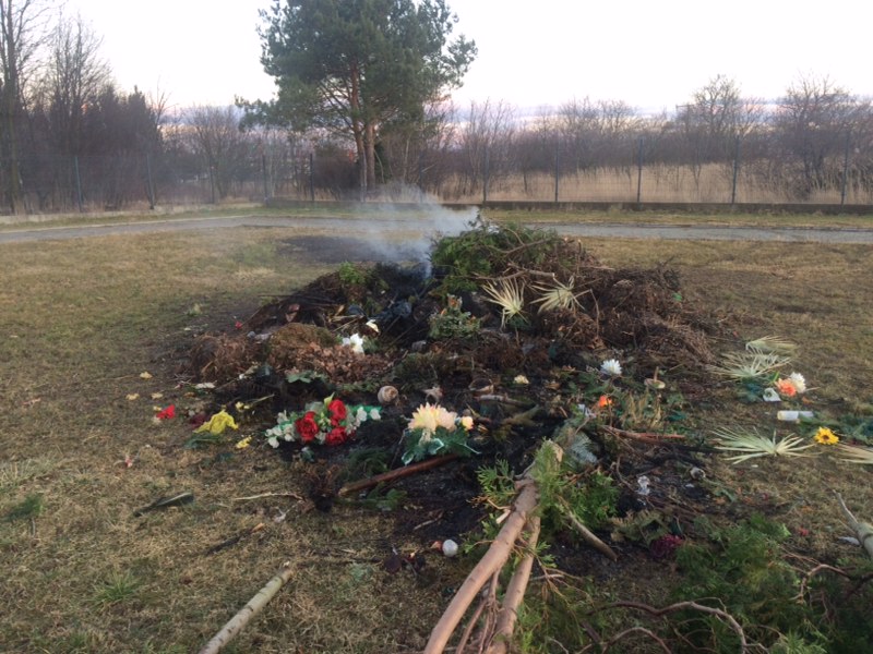 Na Cmentarzu Komunalnym przy ul. Wyszyńskiego w Krośnie dochodzi do gromadzenia odpadów wbrew regulaminowi cmentarza, na ogromnej hałdzie. Następnie odpady, zawierające też tworzywa sztuczne, np. plastik ze sztucznych wieńców, są palone.