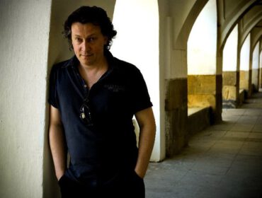 Maciej Luśnia - aktor zawodowy (mgr sztuki, wydział aktorski PWST Kraków 1991 r., ur. w Krośnie) teatralny, filmowy, estradowy, reżyser, wokalista, twórca piosenek, były wykładowca.