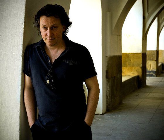 Maciej Luśnia - aktor zawodowy (mgr sztuki, wydział aktorski PWST Kraków 1991 r., ur. w Krośnie) teatralny, filmowy, estradowy, reżyser, wokalista, twórca piosenek, były wykładowca.