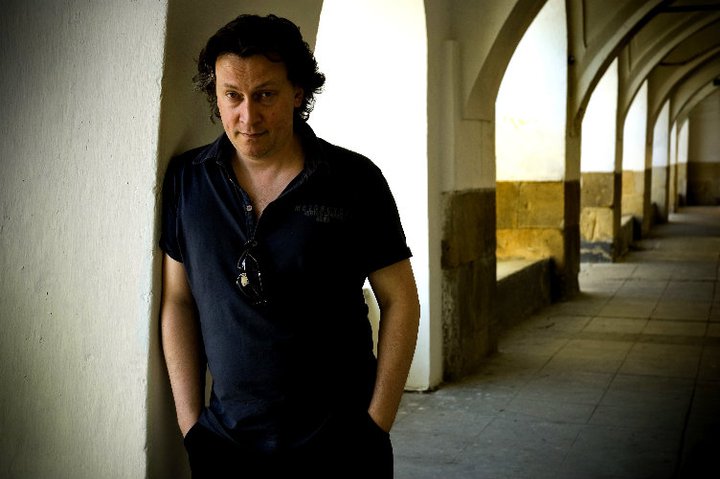 Maciej Luśnia - aktor zawodowy (mgr sztuki, wydział aktorski PWST Kraków 1991 r., ur. w Krośnie) teatralny, filmowy, estradowy, reżyser, wokalista, twórca piosenek, były wykładowca.