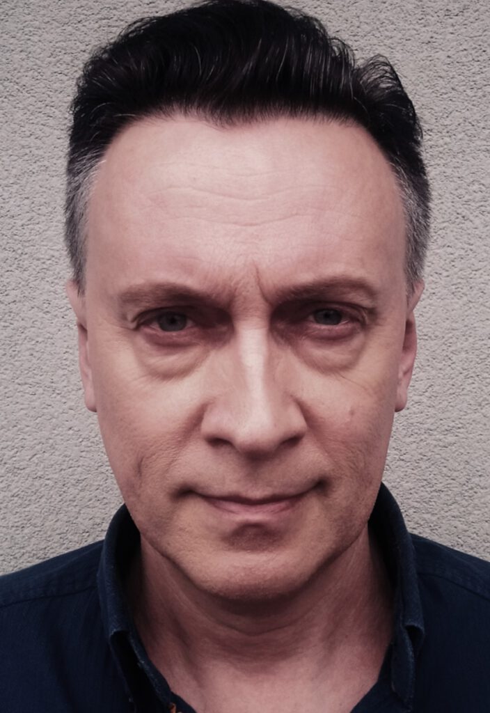 Maciej Luśnia - aktor zawodowy (mgr sztuki, wydział aktorski PWST Kraków 1991 r., ur. w Krośnie) teatralny, filmowy, estradowy, reżyser, wokalista, twórca piosenek, były wykładowca.