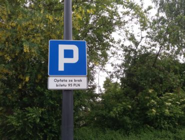 Pod Lidlem przy ul. Lniarskiej pojawiły się parkometry.