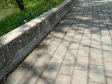 Odchwaszczanie ciągów pieszych usytuowanych na terenie całego miasta będzie prowadzone ręcznie, na części terenów odchwaszczanie prowadzone będzie z zastosowaniem preparatu pochodzenia naturalnego - nie zawierającego glifosatu