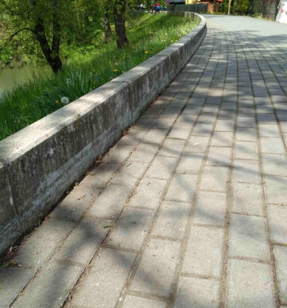 Odchwaszczanie ciągów pieszych usytuowanych na terenie całego miasta będzie prowadzone ręcznie, na części terenów odchwaszczanie prowadzone będzie z zastosowaniem preparatu pochodzenia naturalnego - nie zawierającego glifosatu