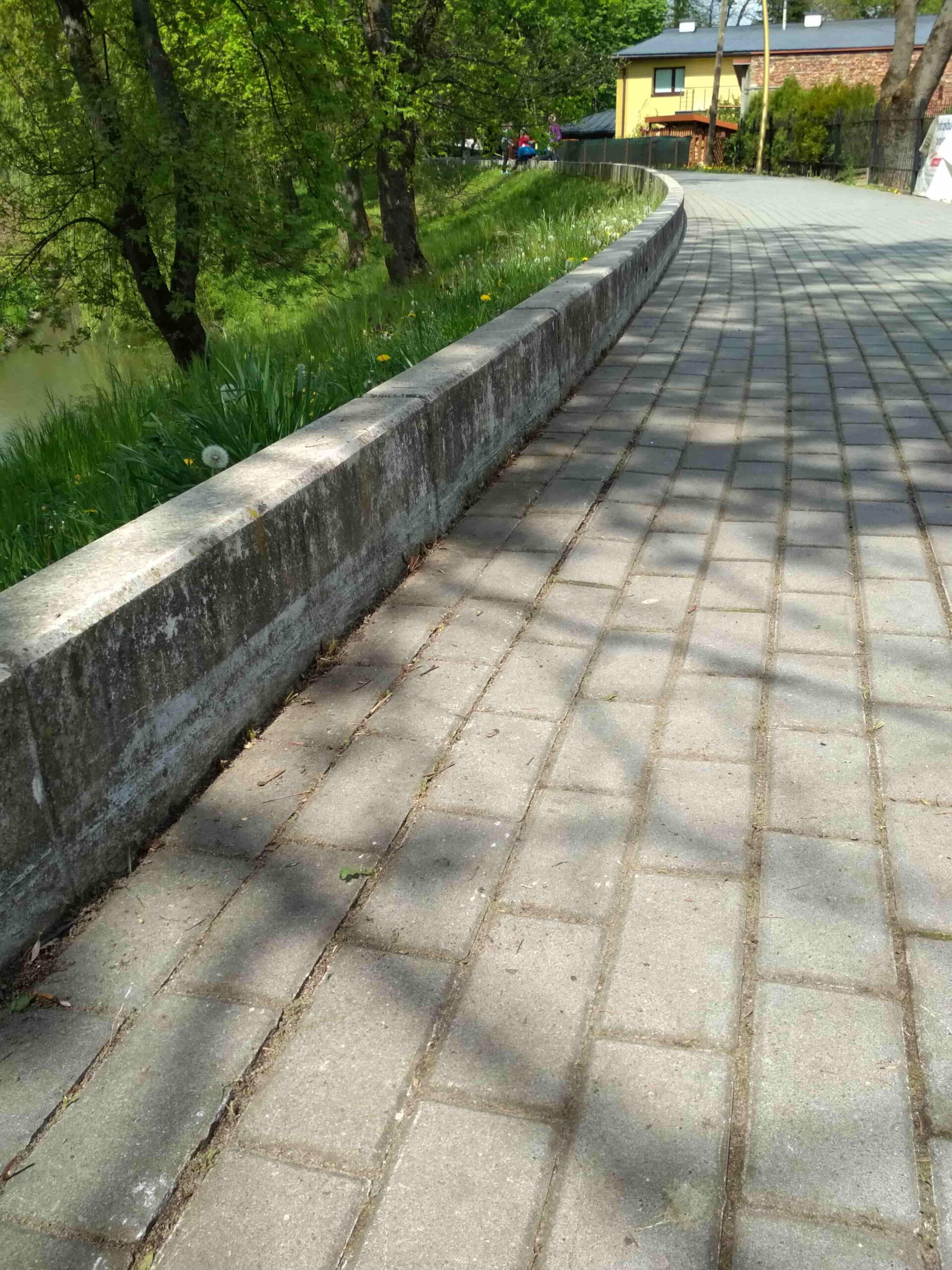 Odchwaszczanie ciągów pieszych usytuowanych na terenie całego miasta będzie prowadzone ręcznie, na części terenów odchwaszczanie prowadzone będzie z zastosowaniem preparatu pochodzenia naturalnego - nie zawierającego glifosatu