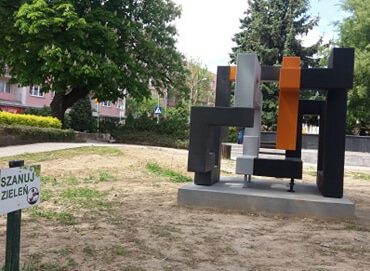 Abstrakcyjna konstrukcja wykonana ze stali i betonu wykonana przez Witolda Śliwińskiego