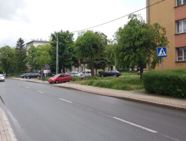 Przejście dla pieszych na Naftowej nie "wróciło" na swoje miejsce po remocie drogi. Został jedynie znak pionowy od jednej strony.