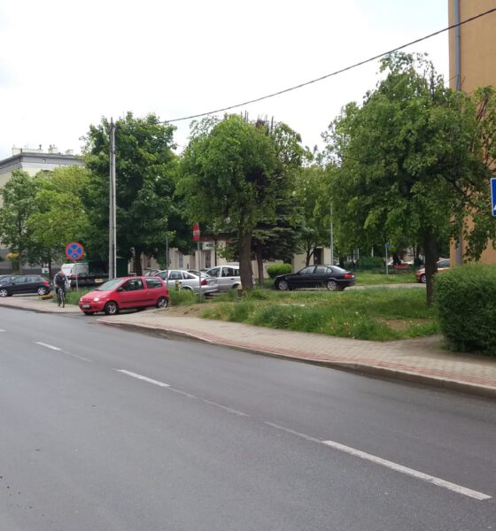 Przejście dla pieszych na Naftowej nie "wróciło" na swoje miejsce po remocie drogi. Został jedynie znak pionowy od jednej strony.
