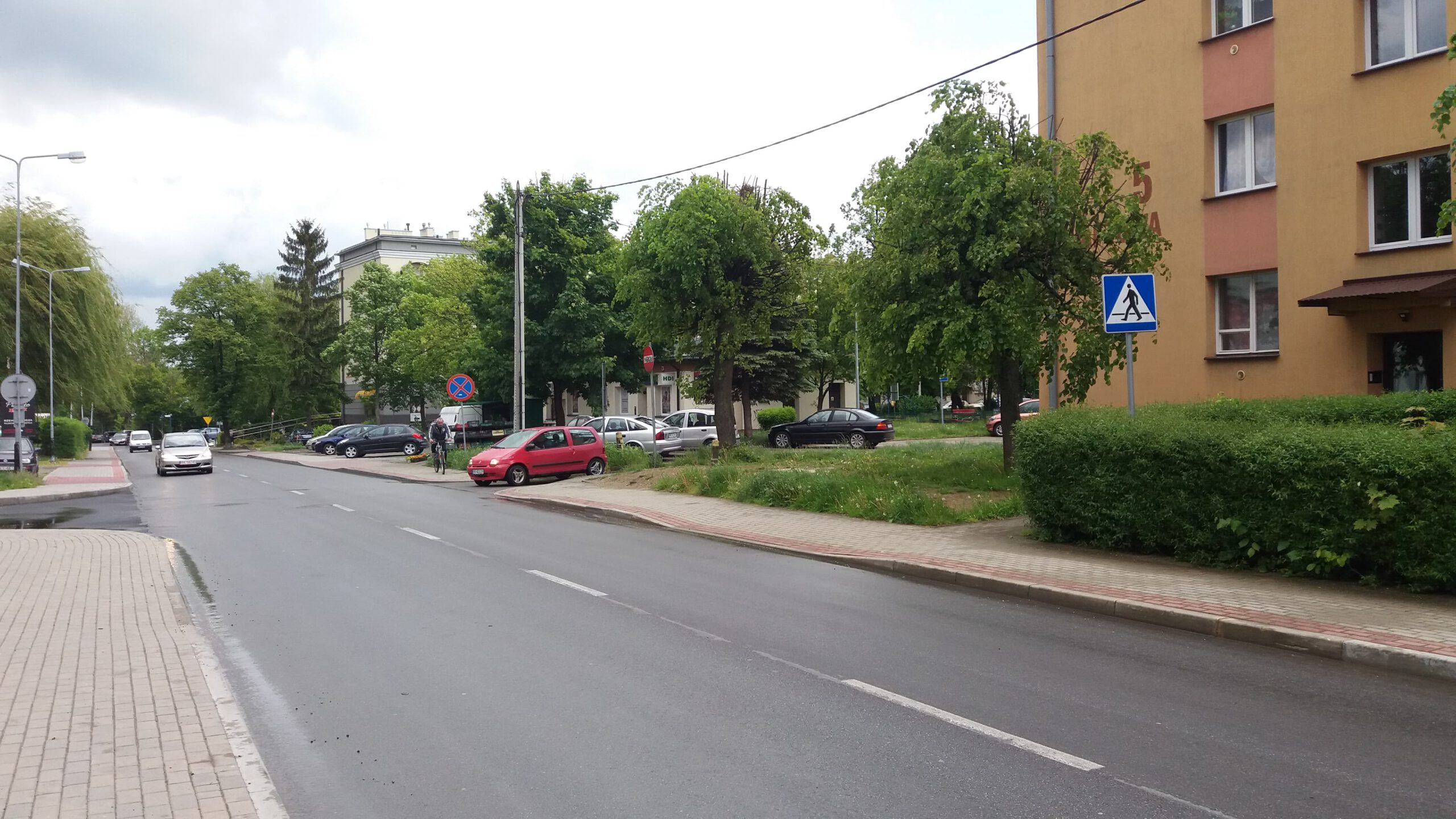 Przejście dla pieszych na Naftowej nie "wróciło" na swoje miejsce po remocie drogi. Został jedynie znak pionowy od jednej strony.
