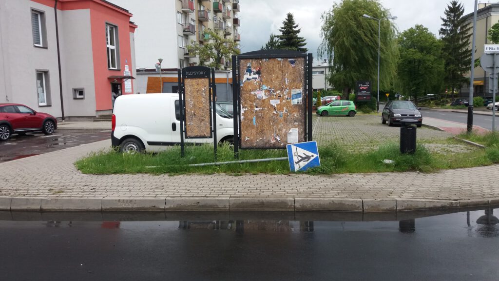 Przejście dla pieszych na Naftowej nie "wróciło" na swoje miejsce po remocie drogi. Został jedynie znak pionowy od jednej strony.