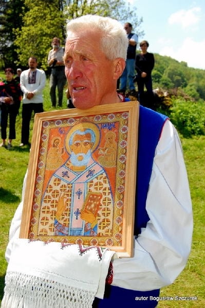 Mikołaj Gabło, autor książki "Olchowiec Łemków utracony" z ikoną św. Mikołaja