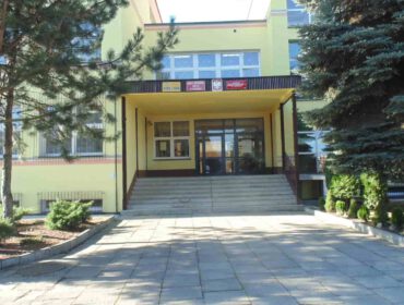 Likwidacja klas trzecich szkoły podstawowej na Guzikówce i ich ponowne połączenie, zakłada, że z obecnych czterech klas trzecich, które liczą średnio ponad 20 osób, w przyszłym roku szkolnym zostaną stworzone tylko trzy oddziały liczące po 30 uczniów.