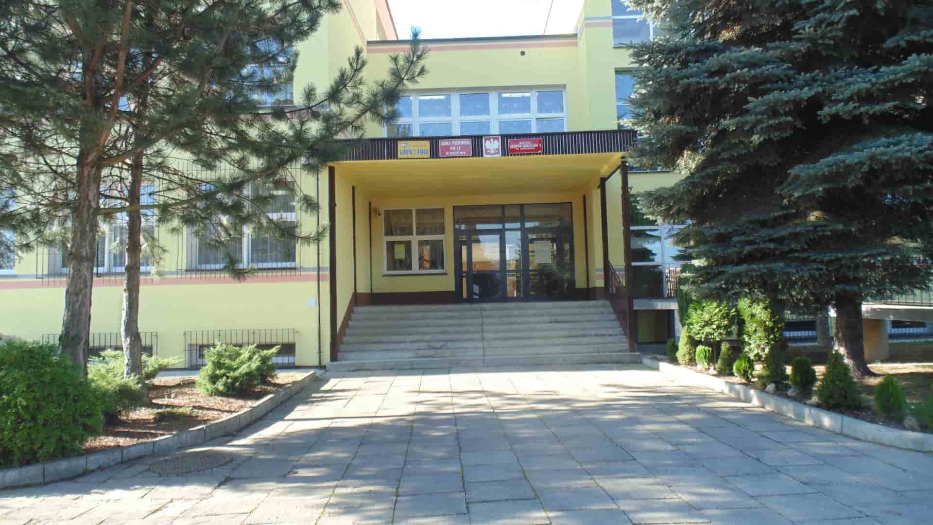 Likwidacja klas trzecich szkoły podstawowej na Guzikówce i ich ponowne połączenie, zakłada, że z obecnych czterech klas trzecich, które liczą średnio ponad 20 osób, w przyszłym roku szkolnym zostaną stworzone tylko trzy oddziały liczące po 30 uczniów.