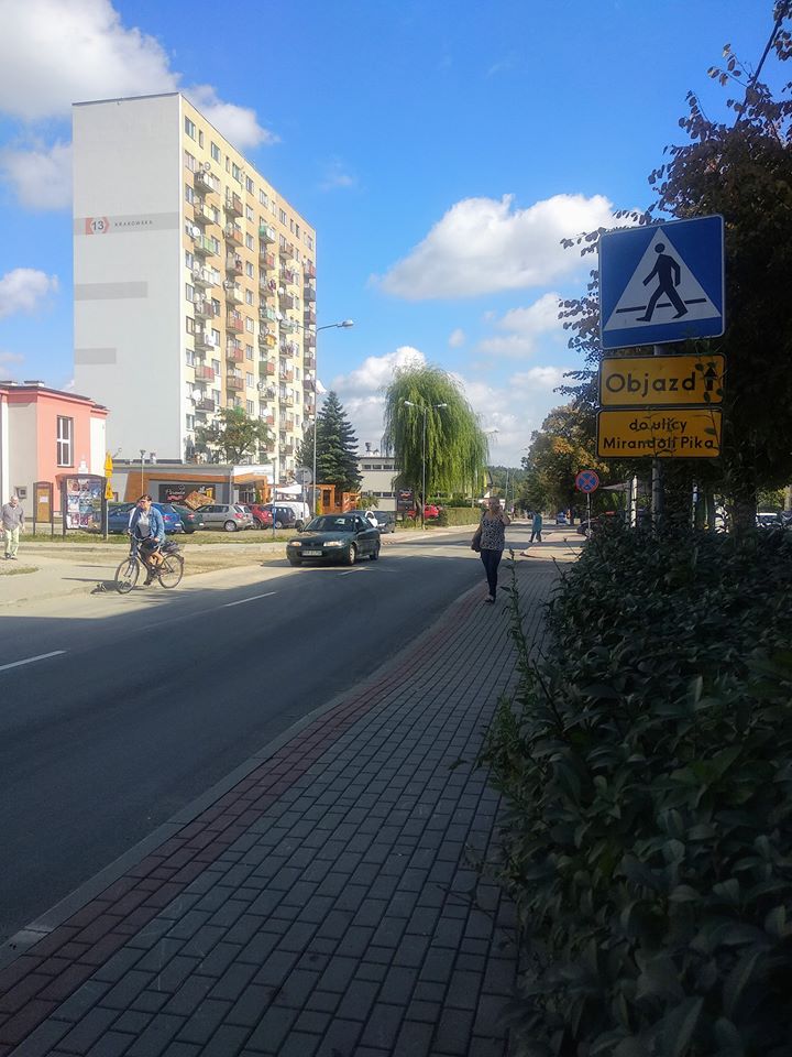 Przejście dla pieszych na Naftowej nie "wróciło" na swoje miejsce po remocie drogi. Został jedynie znak pionowy od jednej strony.