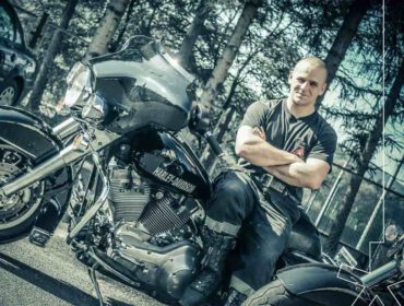 Marek Szatkowski swoją działalność prowadzi w Nadolanach, jest już jednak znany szeroko w świecie rynku malowań typu custom, stretart. ArtGarage to firma z branży lakiernictwa artystycznego. Malowane przez niego motocykle jeżdżą nie tylko po Polsce. W Sanoku możecie podziwiać jego murale.