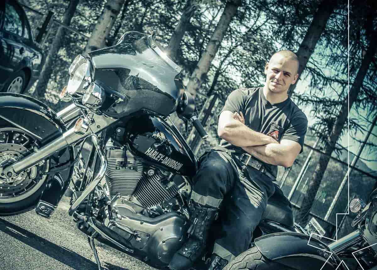 Marek Szatkowski swoją działalność prowadzi w Nadolanach, jest już jednak znany szeroko w świecie rynku malowań typu custom, stretart. ArtGarage to firma z branży lakiernictwa artystycznego. Malowane przez niego motocykle jeżdżą nie tylko po Polsce. W Sanoku możecie podziwiać jego murale.
