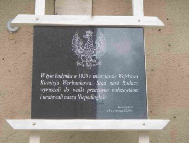 Tablica na budynku, w którym mieści się PTTK, przy ul. Krakowskiej, w 1920 mieściła się tutaj Wojskowa Komisja Werbunkowa
