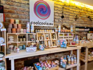 Sklep Secret Soap i CoolCoola mieści się w budynku CDS przy ul. Blich 2. Jest czynny od poniedziałku do piątku w godzinach 8-16.