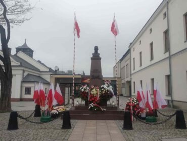 Pomnik J. Piłsudskiego na rynku w Krośnie, 11 listopada 2020r.