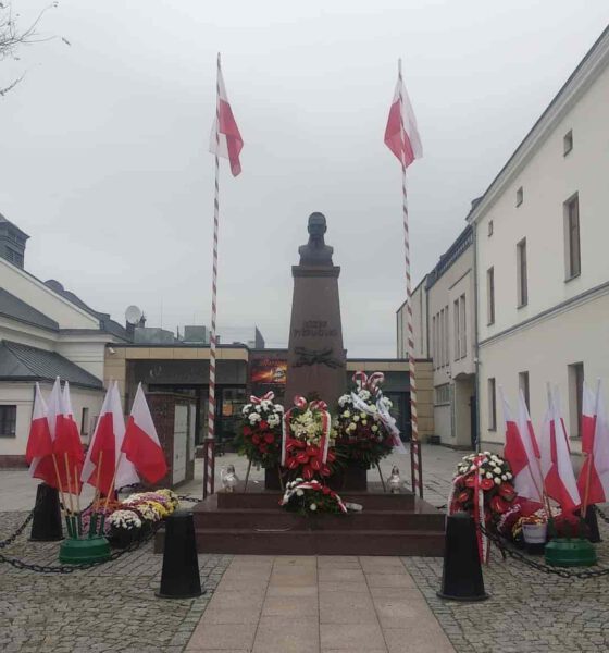 Pomnik J. Piłsudskiego na rynku w Krośnie, 11 listopada 2020r.