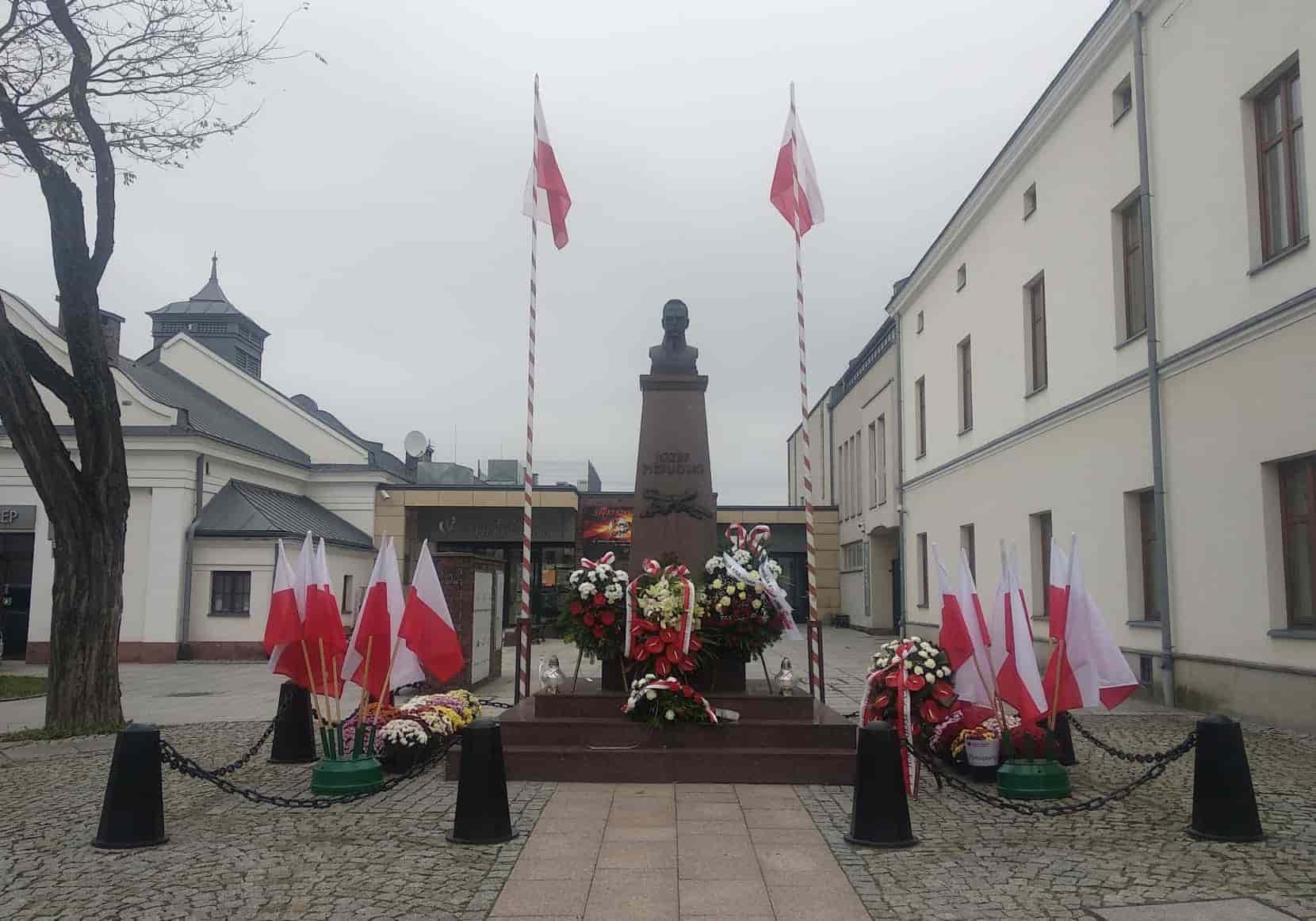 Pomnik J. Piłsudskiego na rynku w Krośnie, 11 listopada 2020r.