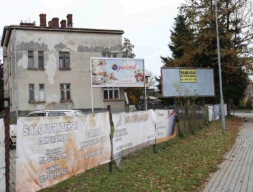 Banery na ogrodzeniu przy ul. Niepodległości w Krośnie