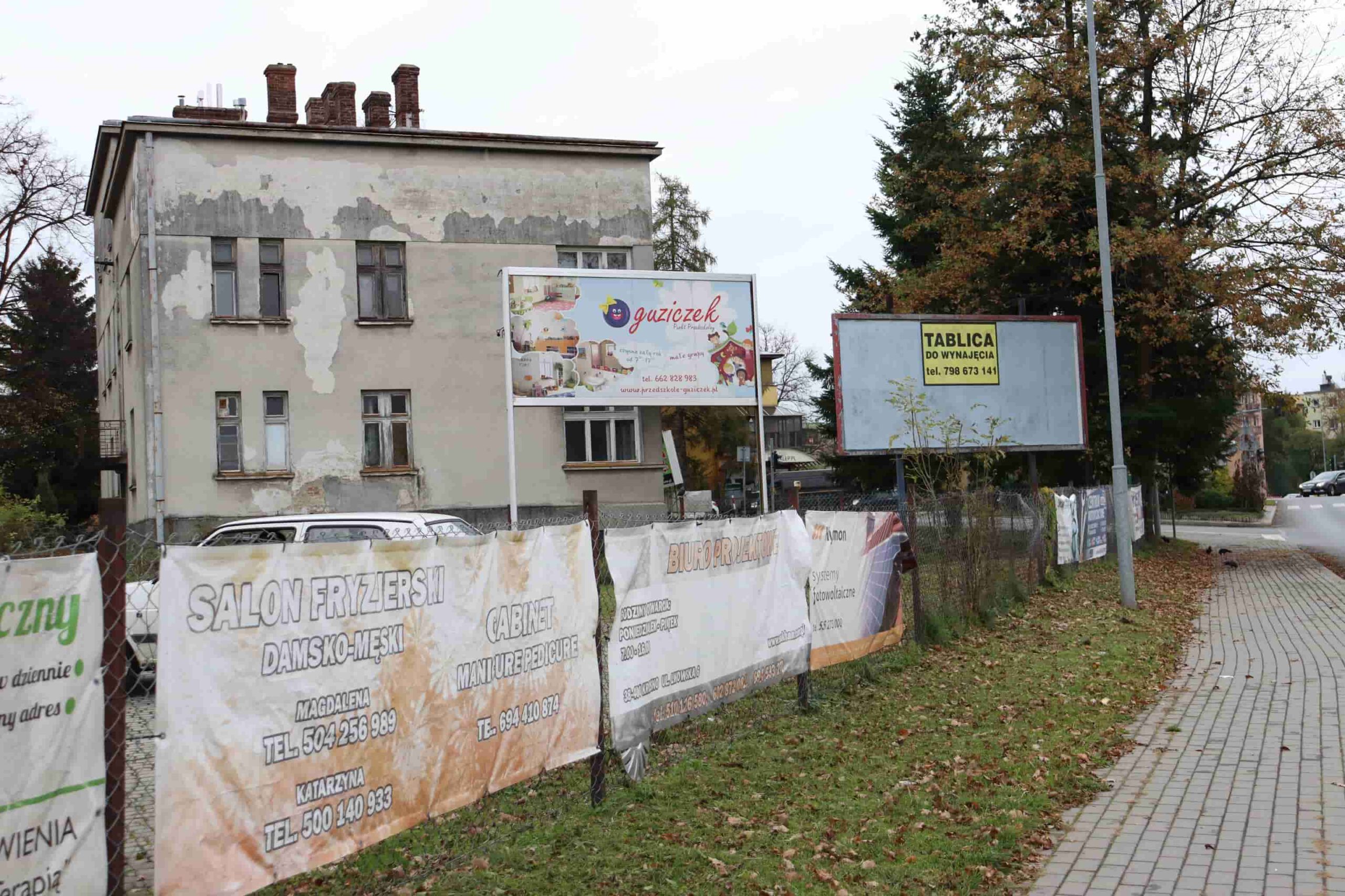Banery na ogrodzeniu przy ul. Niepodległości w Krośnie