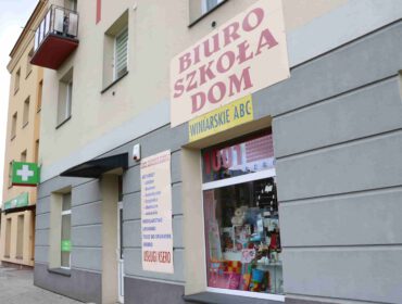 Firma z długoletnią tradycją, wkrótce skończy 30 lat! Sklep 1001 Drobiazgów „nad Ogródkiem” (ul. Kolejowa 2a) to miejsce, w którym można kupić praktycznie wszystko. Dodatkowo jest to punkt usług ksero i wydruków oraz przestrzeń dla pasjonatów domowego winiarstwa.