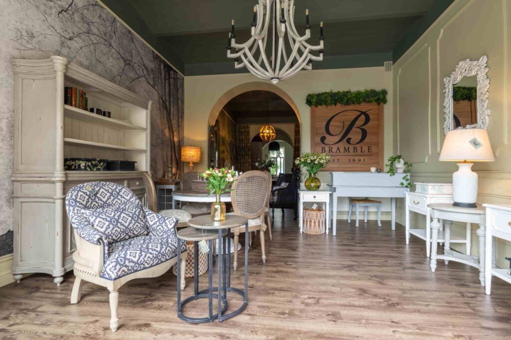 DK Atelier to ogromna komnata inspiracji, przestrzeń przygotowana specjalnie dla Was. Znajdziecie ją pod adresem Rynek 4, tuż przy wyjeździe na ul. Franciszkańską.