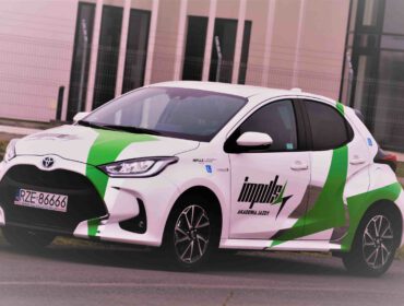 Samochód z Akademii Jazdy „Impuls” w Krośnie