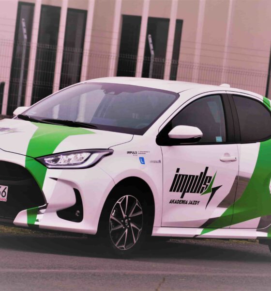 Samochód z Akademii Jazdy „Impuls” w Krośnie