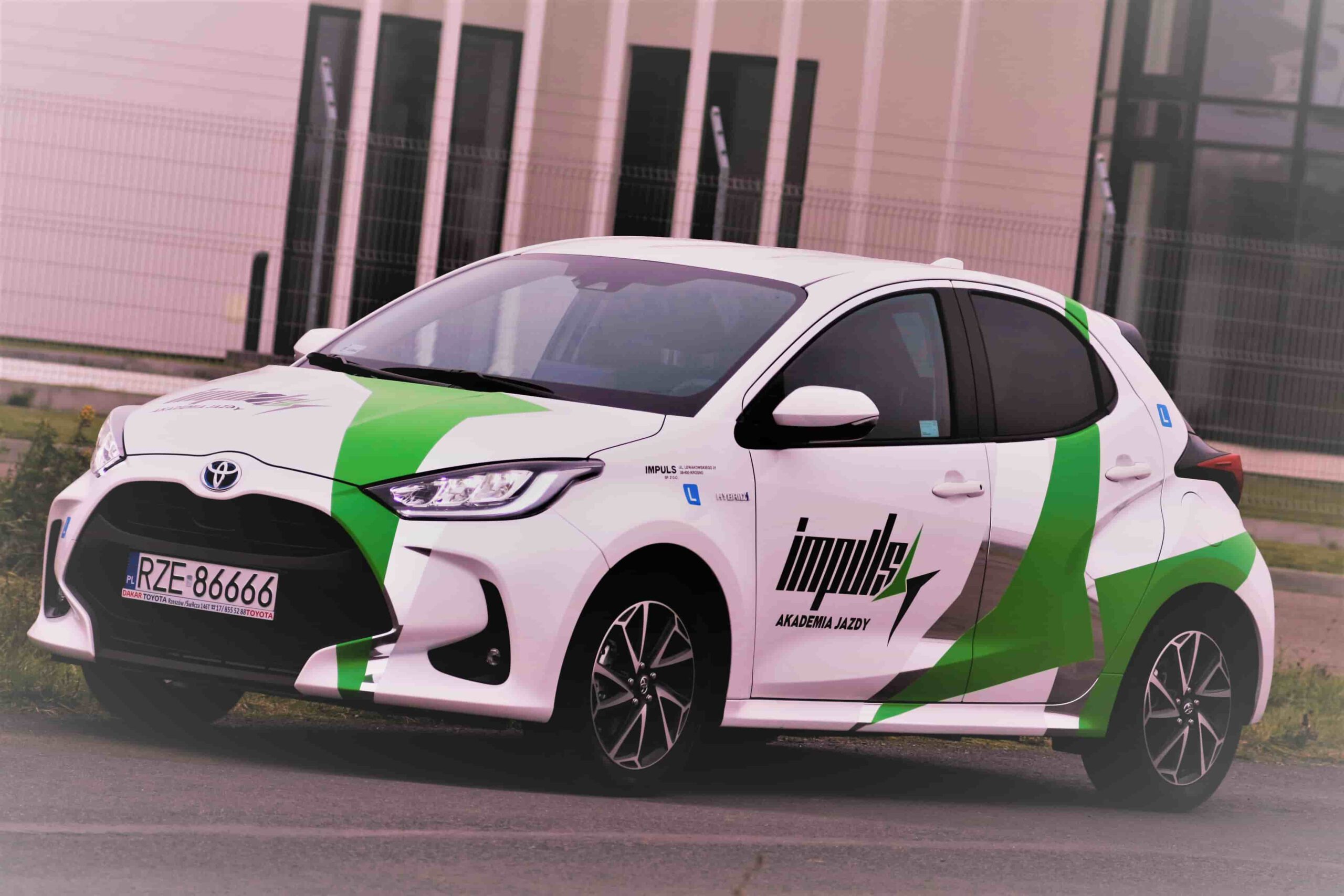 Samochód z Akademii Jazdy „Impuls” w Krośnie