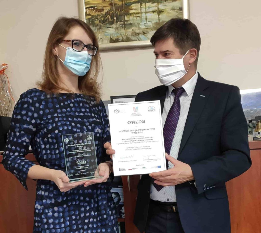 Centrum Integracji Społecznej w Krośnie otrzymało nagrodę jako „Podkarpacki Lider Reintegracji Społecznej”, a kierowniczka Laura Starowiejska indywidualną nagrodę jako zwyciężczyni w kategorii „Animator ekonomii społecznej”.