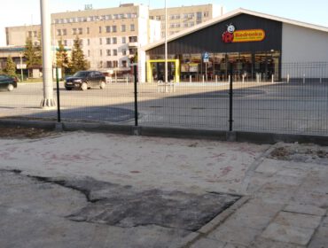 Zagrodzony wyjazd z parkingu nowej „Biedronki” przy ul. Bieszczadzkiej w Krośnie