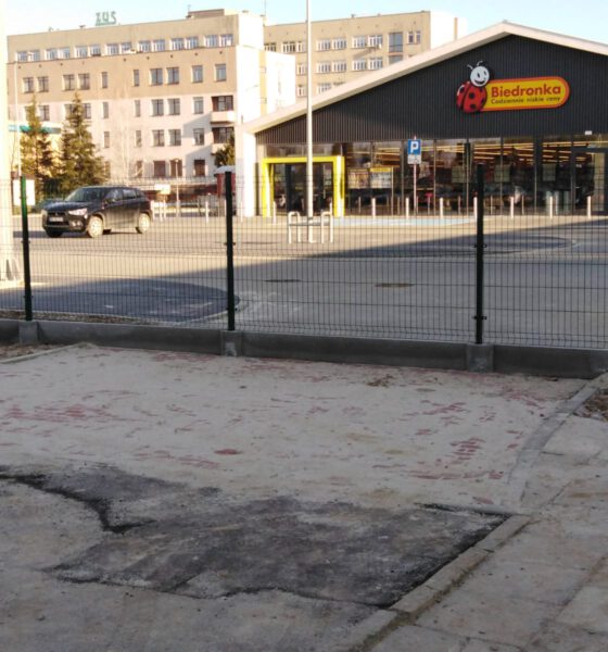 Zagrodzony wyjazd z parkingu nowej „Biedronki” przy ul. Bieszczadzkiej w Krośnie