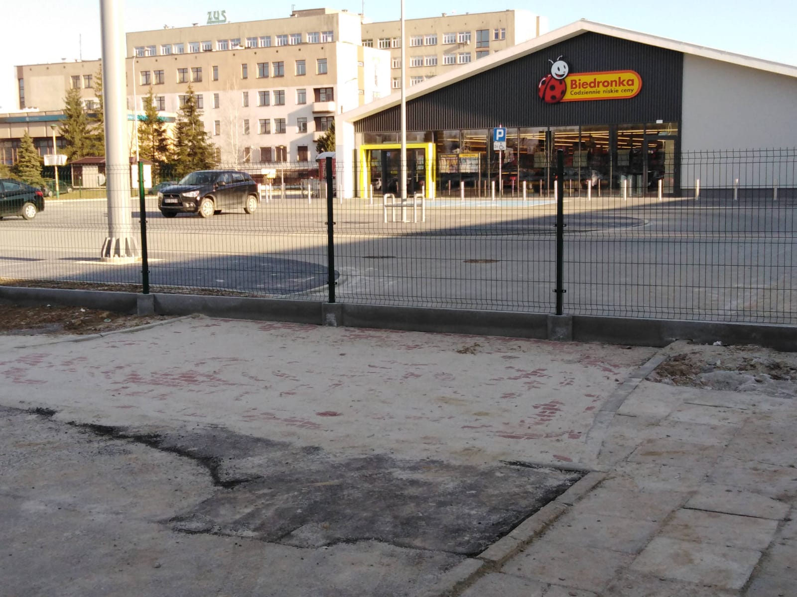 Zagrodzony wyjazd z parkingu nowej „Biedronki” przy ul. Bieszczadzkiej w Krośnie