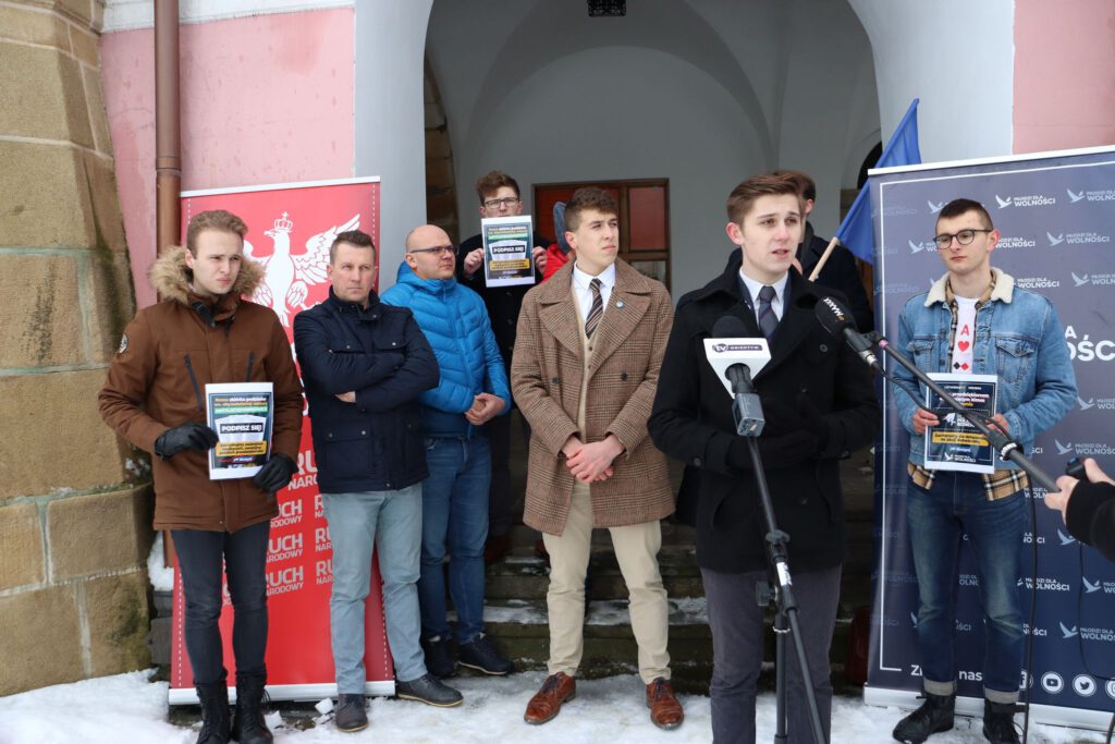 Działacze Konfederacji i przedsiębiorcy na konferencji prasowej 2 lutego 2021