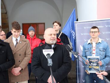 Działacze Konfederacji i przedsiębiorcy na konferencji prasowej 2 lutego 2021