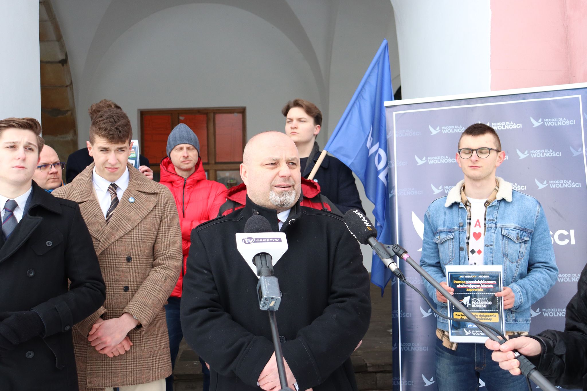 Działacze Konfederacji i przedsiębiorcy na konferencji prasowej 2 lutego 2021