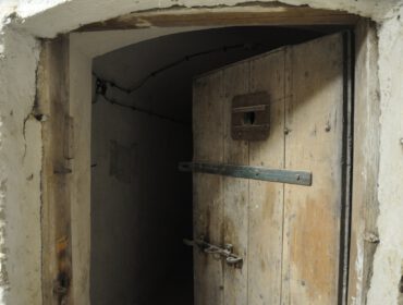 Drzwi w piwnicach byłego aresztu przy ul. Portiusa 4 w Krośnie