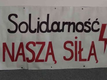 W BWA przy ul. Portiusa 4, do końca marca można zobaczyć (i usłyszeć) instalację artystyczną stworzoną ze wspomnień z niedawnych strajków.