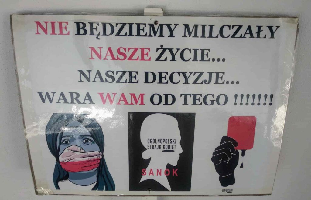 W BWA przy ul. Portiusa 4, do końca marca można zobaczyć (i usłyszeć) instalację artystyczną stworzoną ze wspomnień z niedawnych strajków.