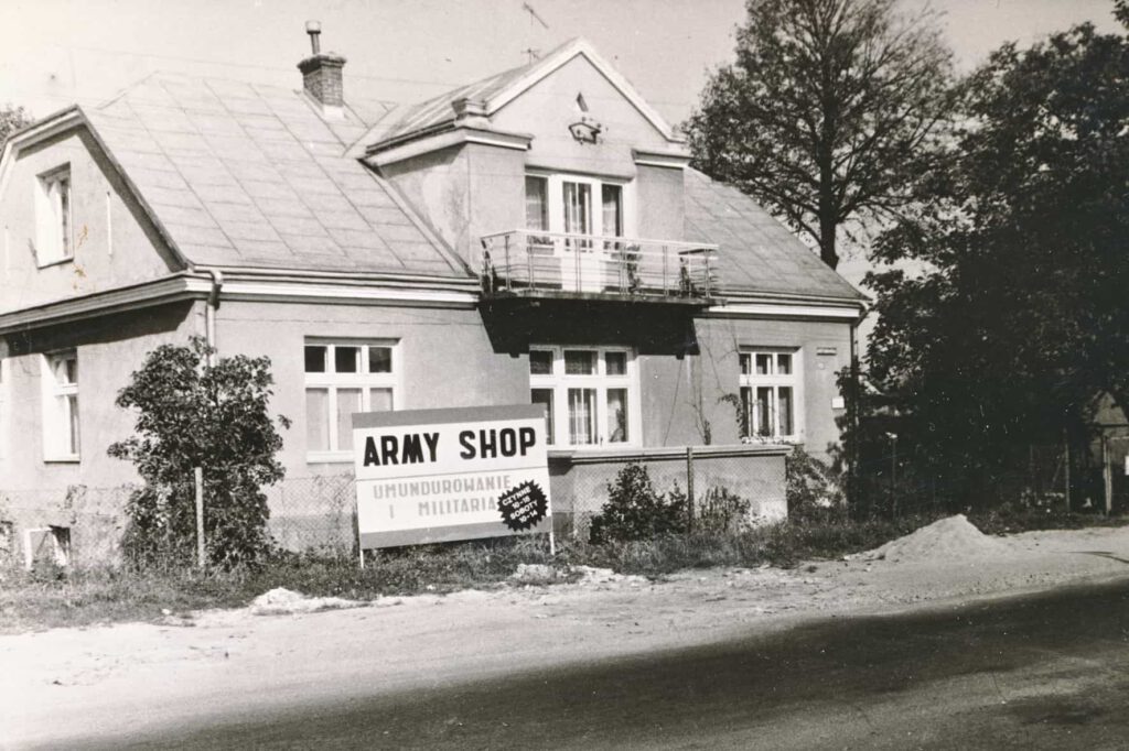 Niedawno Army Shop ponownie zmienił lokalizację, sklep wrócił pod adres na ul. Czajkowskiego, tam gdzie zaczęła się cała przygoda właścicieli: Piotra i Doroty z ich biznesem.