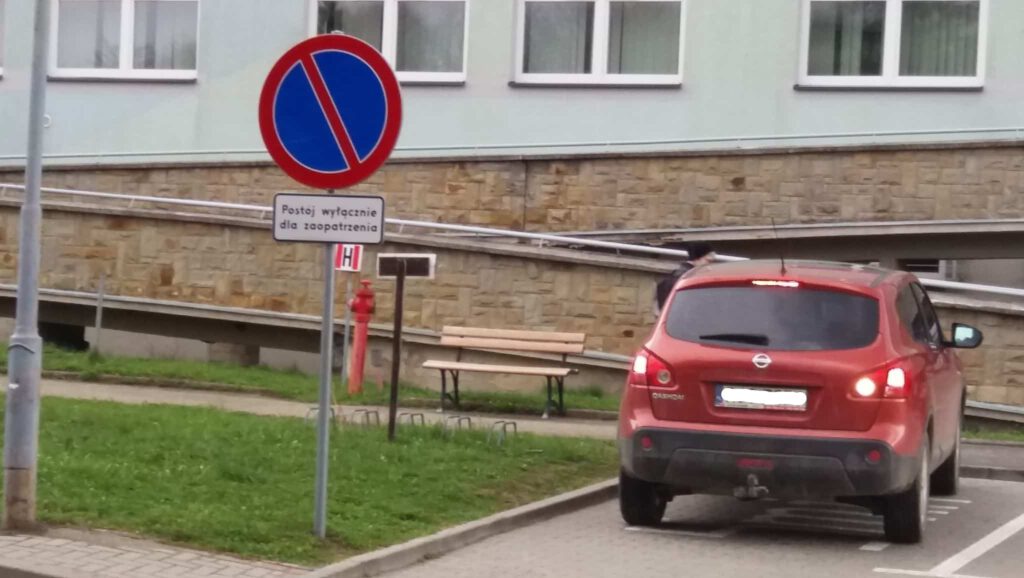 Samochód zatrzymany pod krośnieńskim szpitalem w miejscu przeznaczonym dla samochodów zaopatrzenia