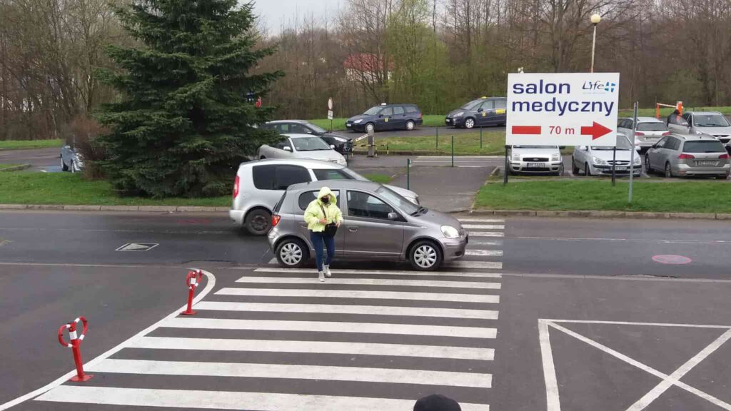 Zamiast w zatoczce dla wysiadających, kierowca wysadził pasażerkę na przejściu dla pieszych pod szpitalem w Krośnie