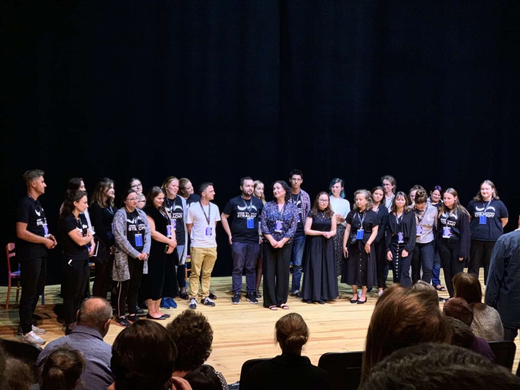WSPÓLNE ZDJĘCIE ORGANIZATORÓW I WOLONTARIUSZY FESTIWALU NOCNE TEATRALIA STRACHY